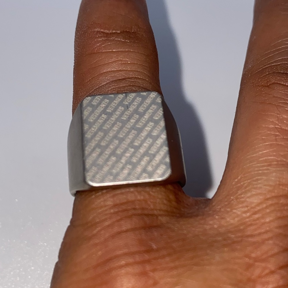VETEMENTS NEW LOGO RING (M)